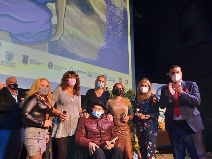 El concejal de Deportes, Diego Ojeda, con las mujeres teldenses homenajeadas y Antonio Hernández Santana, Pollo del Callejón/TA.